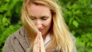 Sarışın kadın el bir arada tutan