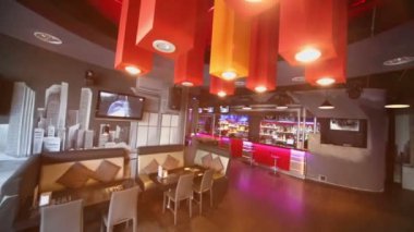 Televizyon ve barmen kafede çalışıyor