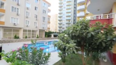 Yüzme Havuzu ve yüksek binalar