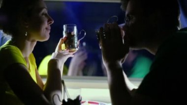 Çift tren çay içmek