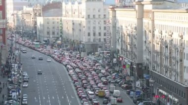Arabalar ve insanlar Tverskaya Caddesi üzerinde hareket