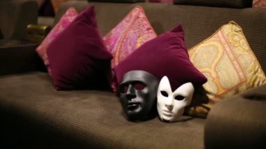 Yumuşak Divan film Tiyatro maskeleri