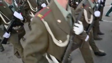 Tüfeği olan geçit töreni sırasında yürüyen askerler