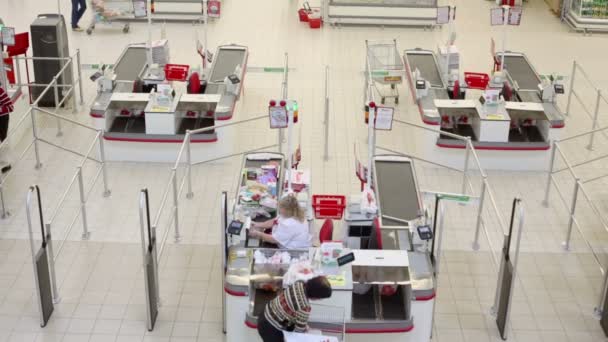 Mujer en cashoffice en Auchan hipermercado — Vídeo de stock