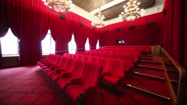 Gran salón con cortinas rojas en el cine — Vídeos de Stock