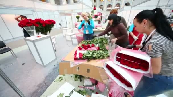 Le ragazze fanno mazzi di rose — Video Stock