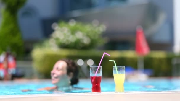 Niña y mujer nadando en la piscina — Vídeo de stock