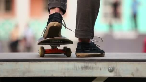 Gambe di skateboarder che iniziano la corsa — Video Stock
