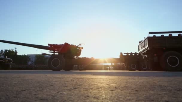 Camions avec canons rouler pendant le défilé — Video