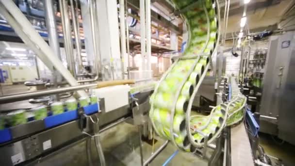 Las latas verdes se mueven rápido en el transportador — Vídeos de Stock