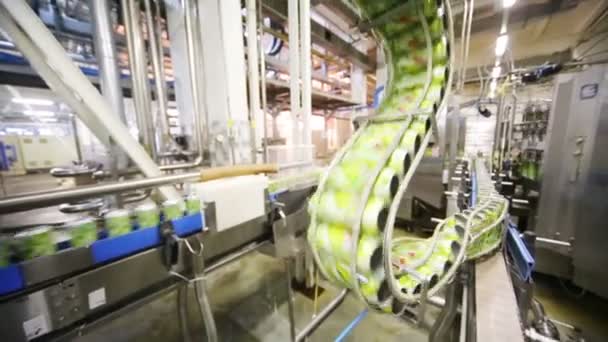 Green cans move fast on conveyor — Stock Video