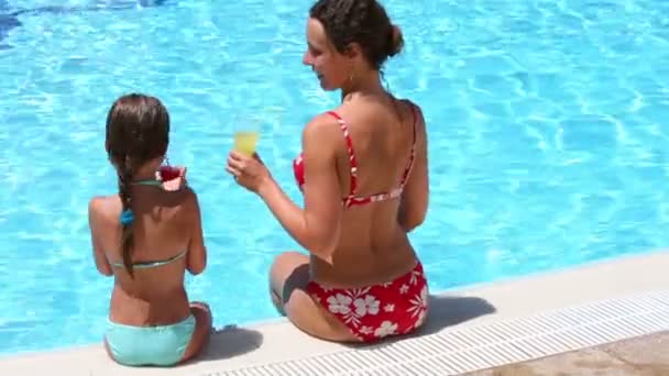 Mädchen und Frau trinken in der Nähe von Pool — Stockvideo