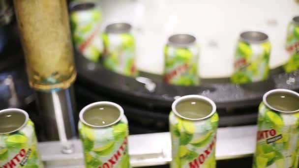 Muitas latas verdes abertas para bebidas — Vídeo de Stock