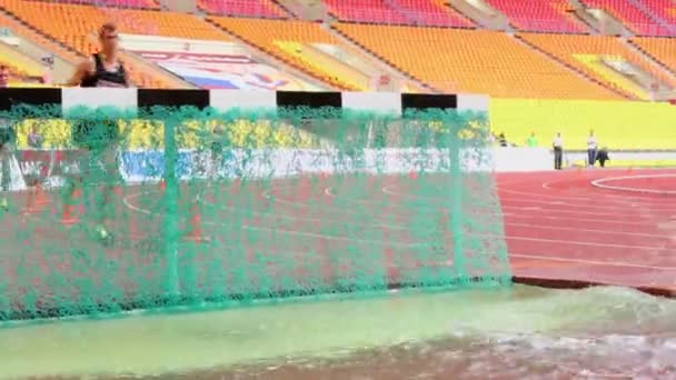 Бегуны преодолевают водные препятствия — стоковое видео