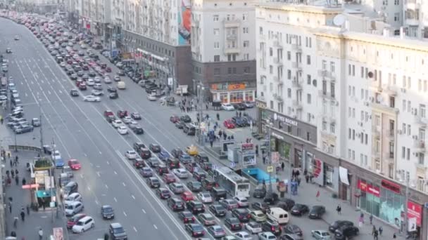 Tráfico diurno en la calle Tverskaya en Moscú — Vídeos de Stock
