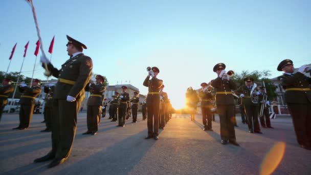 Orquesta militar toca música — Vídeo de stock