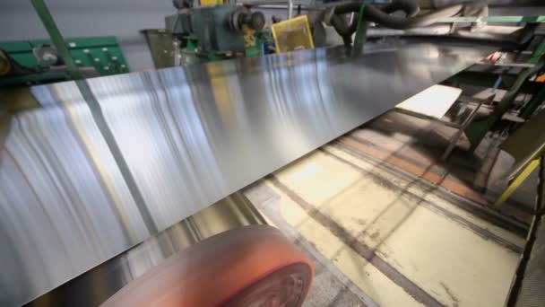 Sheet of aluminum plate in machine — Stock Video