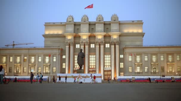 Akademik opera yakınındaki insanlar yürüyüş — Stok video