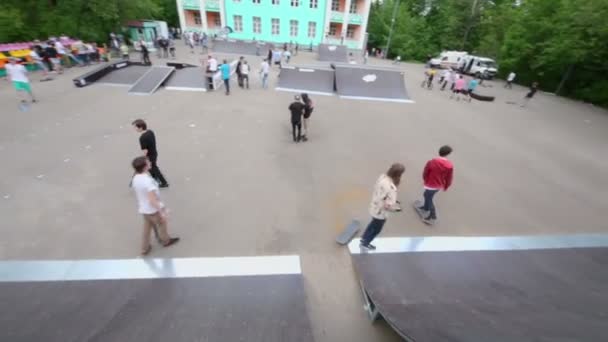 Many skateboarders ride at skatepark — Stock Video