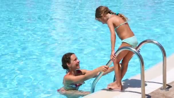 Ragazza fino a madre in piscina — Video Stock