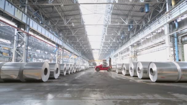 Máquina cargadora en el taller — Vídeos de Stock