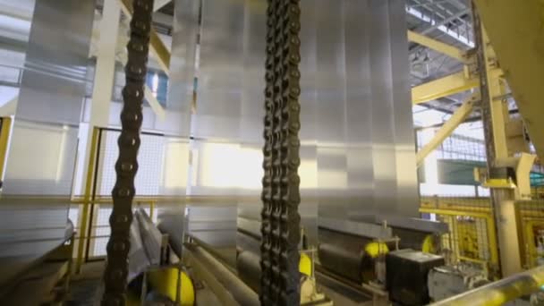 Hojas de aluminio enrolladas en la máquina — Vídeos de Stock