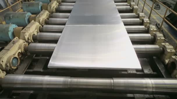 Aluminum sheet moves on transporter