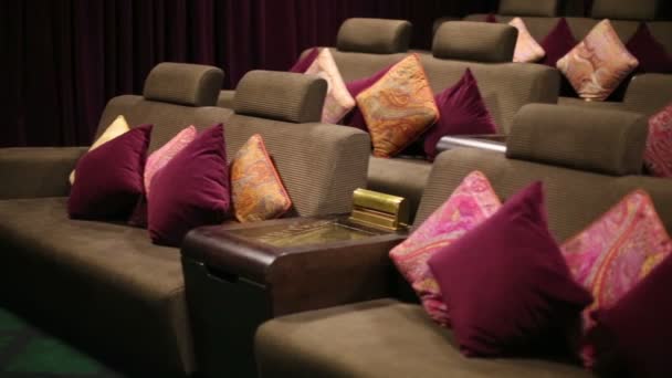 Mjuk soffa i cinema theatre — Stockvideo