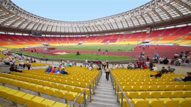 Människor på tribuner av Arena för Luzhniki — Stockvideo