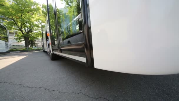 Водитель открывает двери и выходит из автобуса — стоковое видео