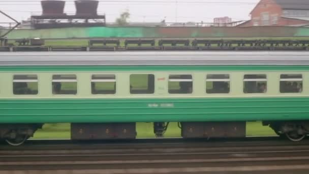Tren de pasajeros verdes — Vídeo de stock
