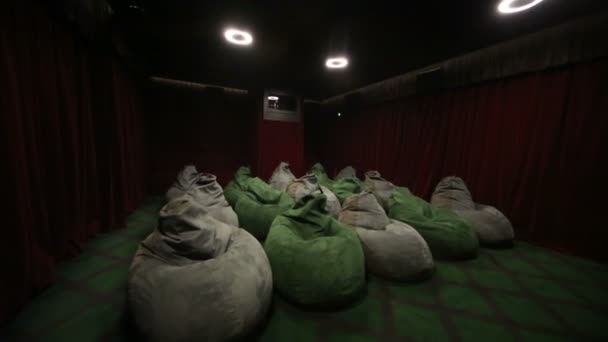 Kinderzimmer mit weichen Ottomanen im Kino — Stockvideo