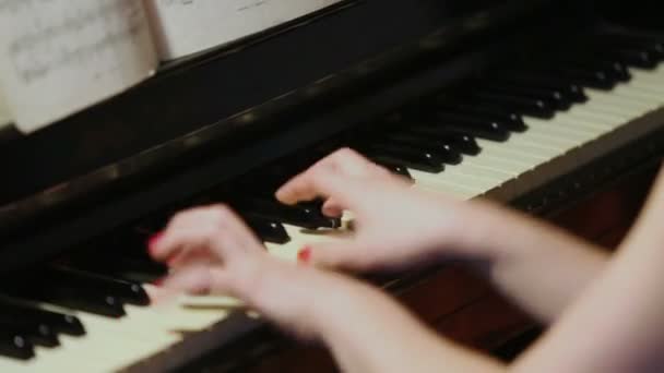 Females hands play on piano — Stock Video