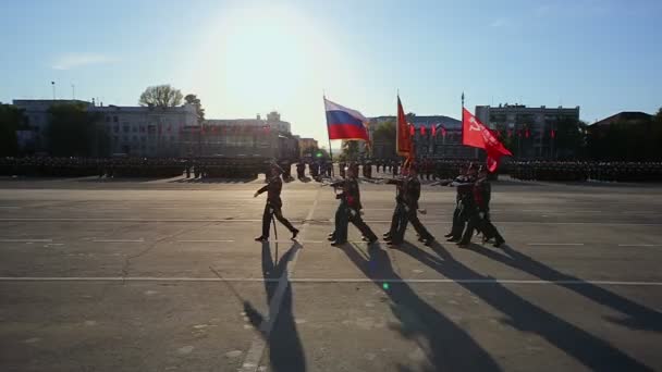 Солдаты с флагом маршируют на параде — стоковое видео