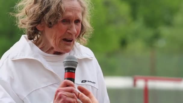 Elderly female participant of Moscow supermarathon — Stock Video
