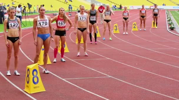 Sportswomen için yarışın başlamasından bekleyin — Stok video