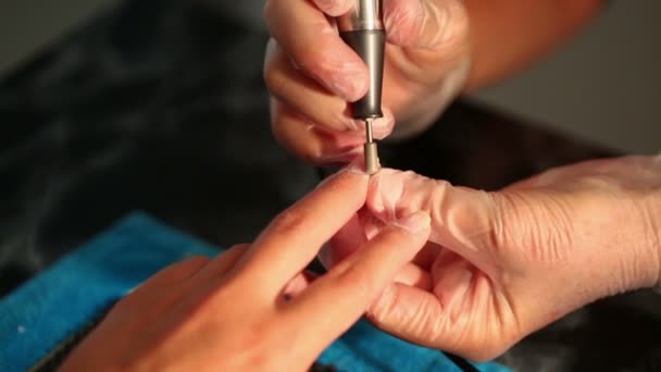 Werknemer met handschoenen duidelijk nagels — Stockvideo