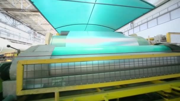 Aluminium blad in roll op speciale machine — Stockvideo