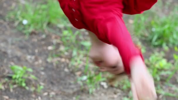 Young girl hangs upside down — Stock Video