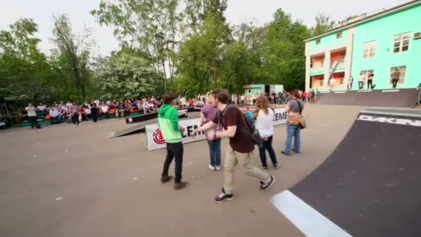 Skateboarders ride à l'ouverture du skatepark dans le parc — Video