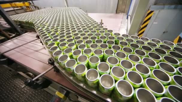 Latas verdes vacías moviéndose en línea — Vídeos de Stock