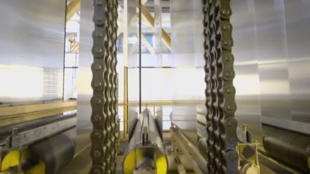 Hojas de aluminio enrolladas en la máquina — Vídeo de stock