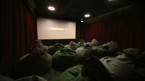 Remolque en sala de cine para niños — Vídeo de stock