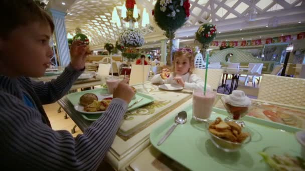 Kafede iki çocuk yemek — Stok video