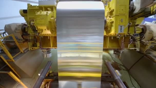 Aluminium blad gewikkeld in roll — Stockvideo