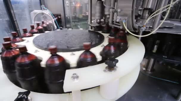 Автоматическое накрытие бутылок крышками — стоковое видео