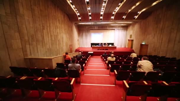 Люди, які беруть участь в конференції на Electrotrance-2012 — стокове відео