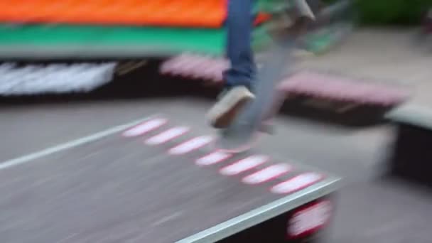 Skateboarder rijdt en springt — Stockvideo