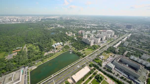 Panoráma s parku Ostankino a Ostankinskiy rybník — Stock video