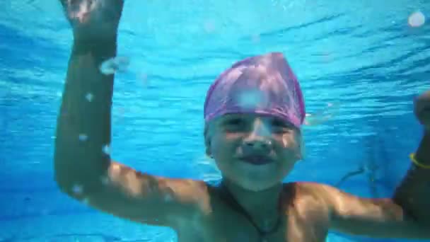 Malá holčička v bazénu pod vodou — Stock video
